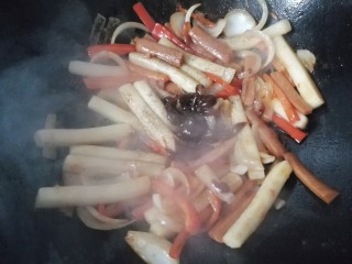 黑椒火腿炒年糕,最后再调入适量红烧酱油，黑椒酱，胡椒粉和鸡精炒均匀即可起锅装盘。