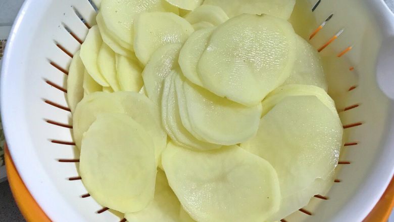 泡椒土豆片,土豆片要浸水，炒前沥干水份。