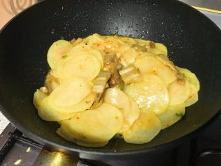 泡椒土豆片,翻匀出锅，土豆半透明就熟透了。