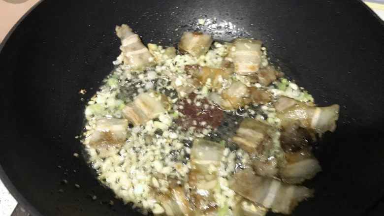 泡椒土豆片,调入一汤匙酱青，继续翻炒。