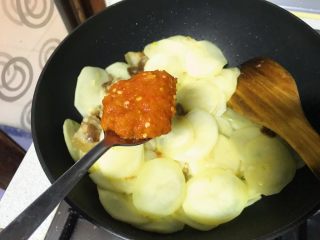 泡椒土豆片,加入一汤匙泡椒酱。