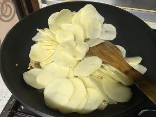 泡椒土豆片,这时土豆片可以下锅了。