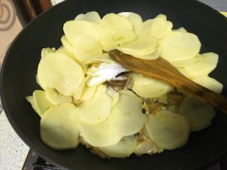 泡椒土豆片,翻炒均匀后，加一小匙盐，翻匀。