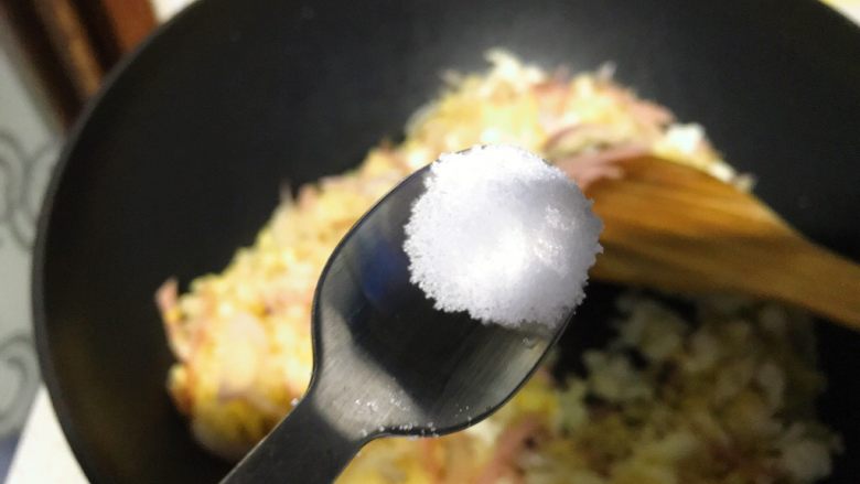 彩虹蛋炒饭,半小匙盐，翻匀。