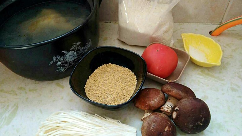 西红柿菌菇小米杂粮珍珠汤,全部准备好的材料。