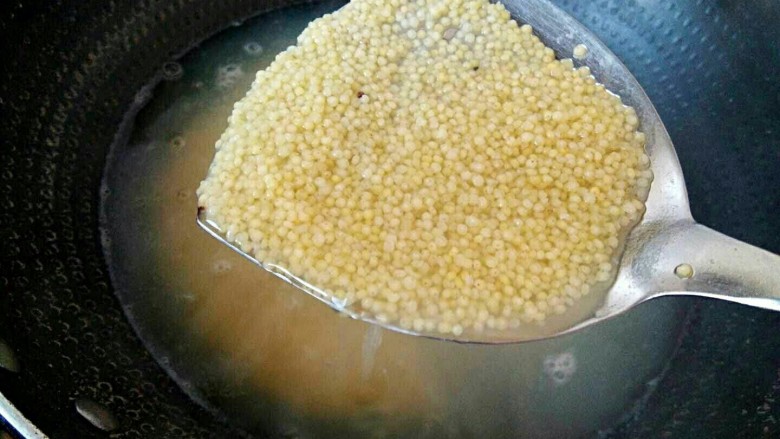 西红柿菌菇小米杂粮珍珠汤,小米煮至八成熟，捞起，放在碗里备用