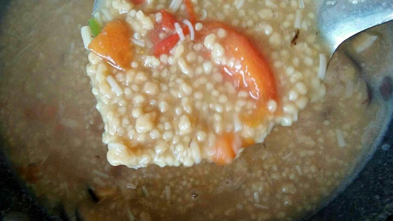 西红柿菌菇小米杂粮珍珠汤,煮开即可食用。