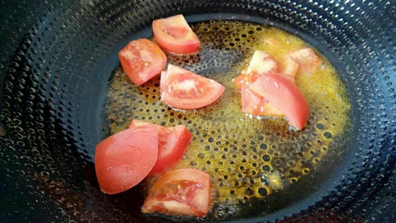 西红柿菌菇小米杂粮珍珠汤,热锅倒油，油热倒入西红柿块。