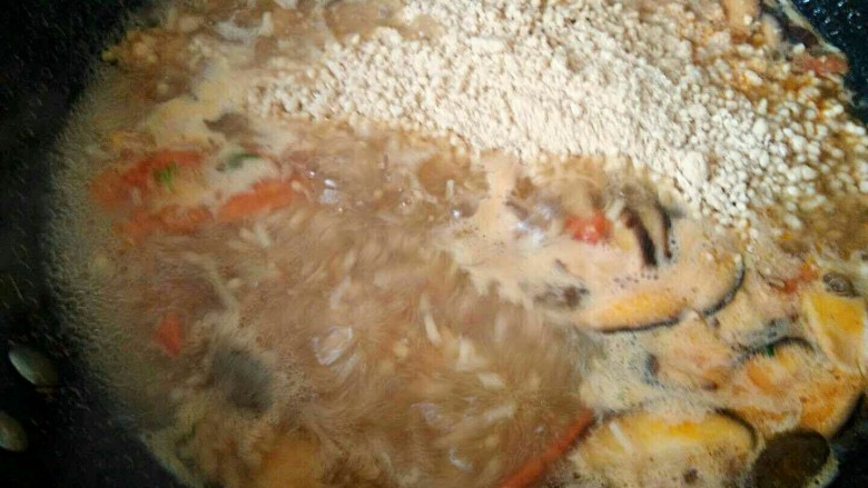 西红柿菌菇小米杂粮珍珠汤,将珍珠粒倒入烧开的鸡汤锅中。