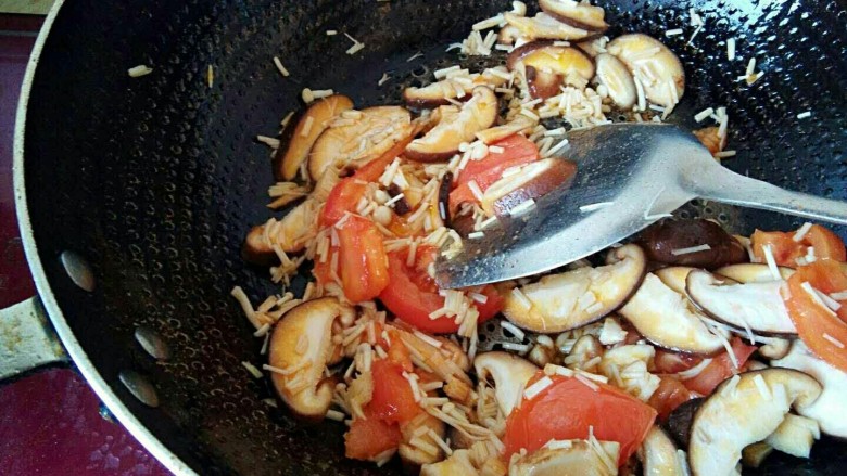 西红柿菌菇小米杂粮珍珠汤,西红柿块炒软，放入香菇片和金针菇段继续翻炒