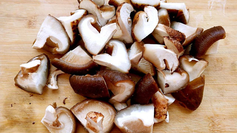 香菇炖土鸡,砂锅洗净烧热，放入适量油。
