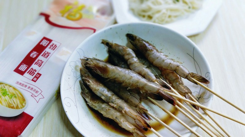 #春节家宴#-面条缠虾,依次把虾用竹签串完。