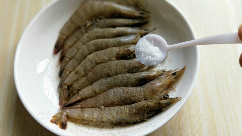 #春节家宴#-面条缠虾,加入盐。
