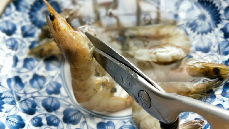 #春节家宴#-面条缠虾,再用食品剪刀把虾的爪子剪掉，依次做完。