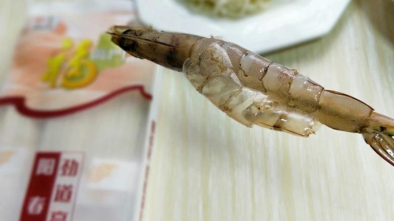 #春节家宴#-面条缠虾,将虾身的皮去掉，(我是穿上竹签后再剥皮的，这样比较容易剥)