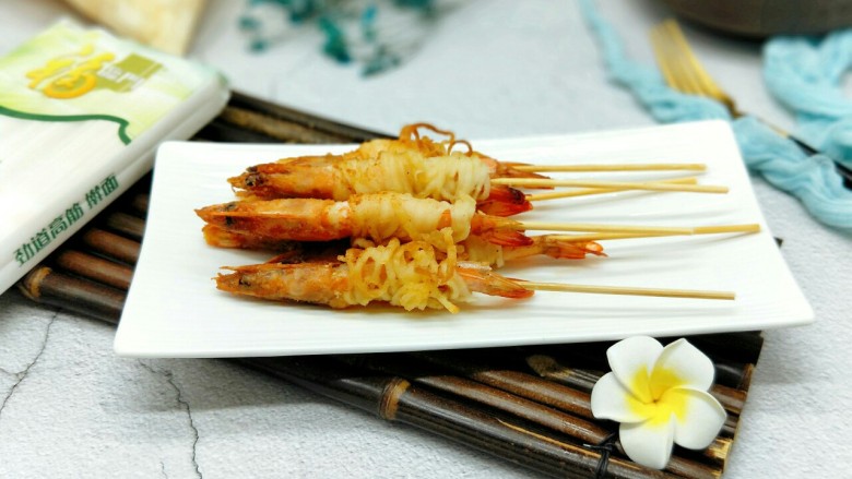 #春节家宴#-面条缠虾,美味至极，吃的时候还可以撒上番茄酱，辣酱都可以。