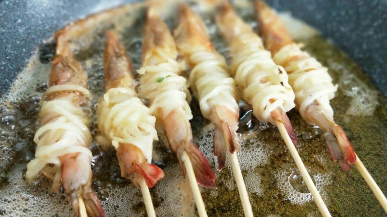 #春节家宴#-面条缠虾,炸至表面金黄即可。