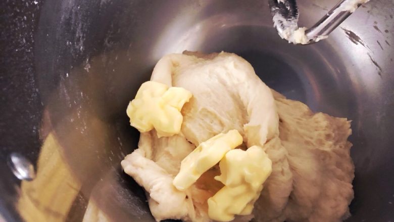 手撕椰蓉吐司,加入软化好的黄油，继续启动厨师机1档，90s后2档。