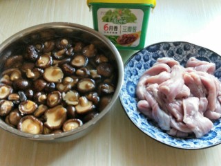 #宝宝辅食#香菇肉丁酱,准备好食材。