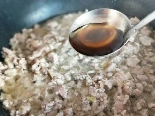 #宝宝辅食#香菇肉丁酱,加入切好的肉丁，肉丁煸炒变色后加入料酒。
