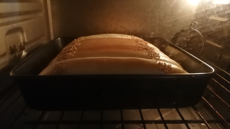 中种蜂蜜排包,二发完成后，烤箱180度预热5分钟，然后送入烤箱中层上下火180度烘烤20分钟左右，如果顶部上色过快，可以加盖锡纸