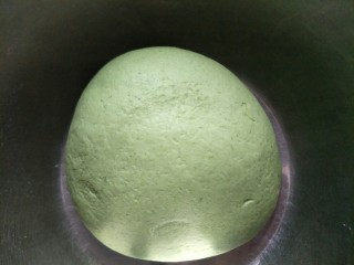 翡翠水饺(菠菜水饺),用菠菜汁和白面揉成绿色的面团，再用清水和白面揉成等量的白色面团，盖上湿的屉布醒半个小时