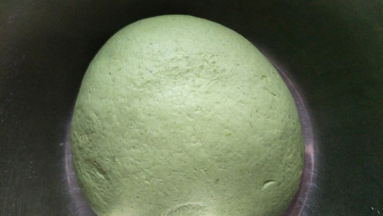 翡翠水饺(菠菜水饺),用菠菜汁和白面揉成绿色的面团，再用清水和白面揉成等量的白色面团，盖上湿的屉布醒半个小时