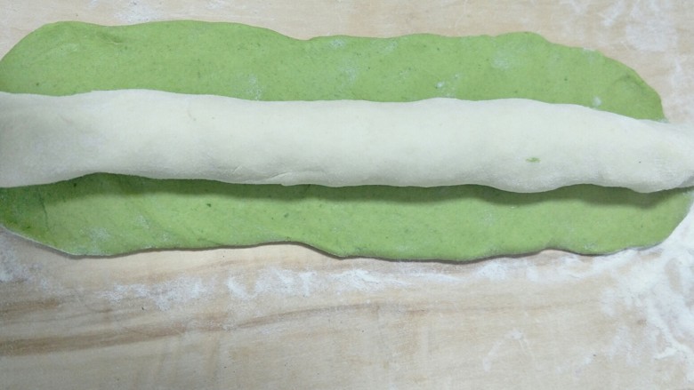 翡翠水饺(菠菜水饺),白色的面团放在绿色的面片中间位置
