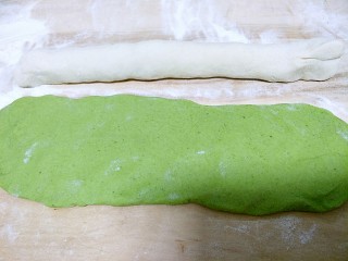 翡翠水饺(菠菜水饺),把面团揉成长条，把绿色的面团擀成长方形