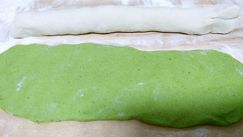 翡翠水饺(菠菜水饺),把面团揉成长条，把绿色的面团擀成长方形