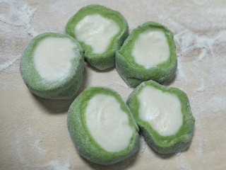 翡翠水饺(菠菜水饺),用刀切成均匀的小挤子，记得撒干面粉防沾黏