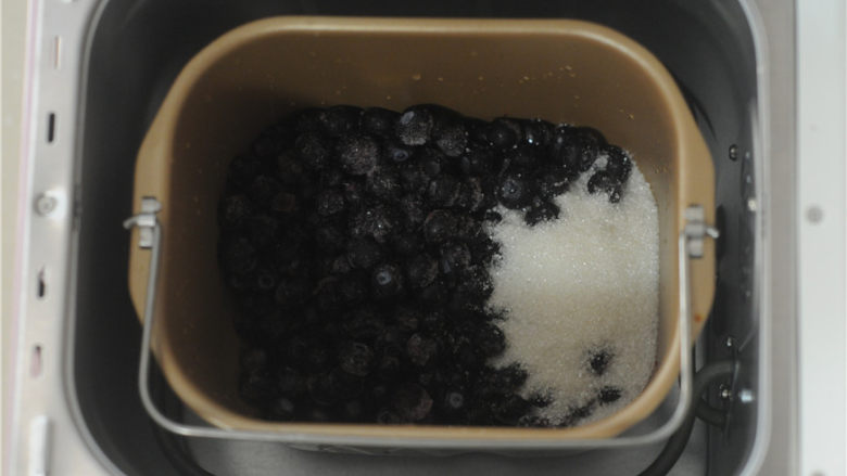 蓝莓蛋糕,制作蓝莓果酱，将蓝莓加入白糖，放入面包机里