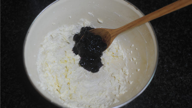 蓝莓蛋糕,辅料里的黄油和淡奶油用打蛋器大均匀，加入50克蓝莓果酱