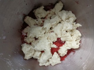 红酒蔓越莓软欧,主面团材料除盐、黄油、蔓越莓干外，所有材料按照先液体后面粉的顺序放进厨师机揉面桶，然后将发酵好的种面团撕碎加入