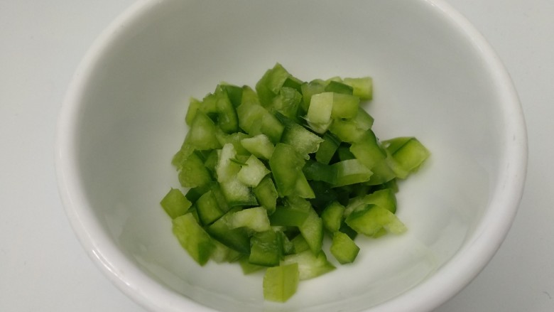 百变水果+小金鱼咖喱炒饭,青菜椒切成小丁。