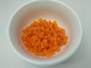 百变水果+小金鱼咖喱炒饭,胡萝卜去皮切成小丁