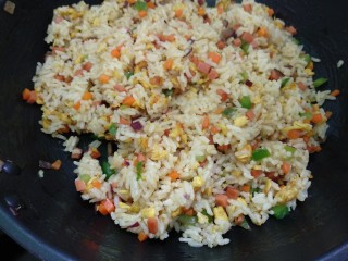 百变水果+小金鱼咖喱炒饭,倒入米饭翻炒均匀即可。