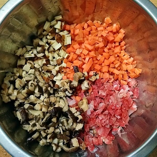烧麦――剩米饭也有春天,将香菇，胡萝卜，豆干，腊肠都切小丁备用。