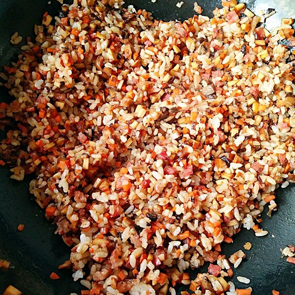 烧麦――剩米饭也有春天,炒好的馅料放在一边晾凉备用。