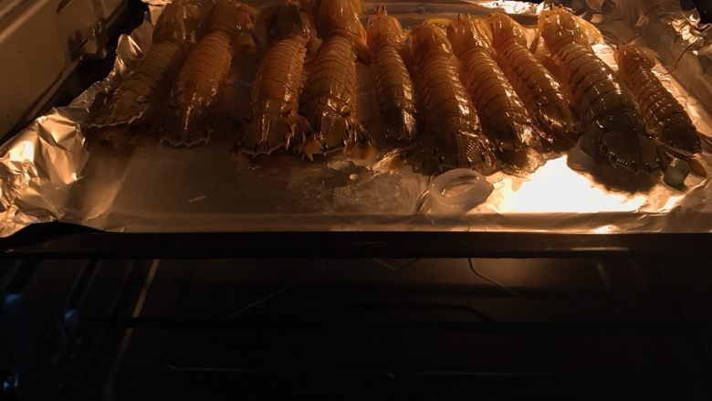 酒香醉烤鲜虾爬,将烤盘放入烤箱，上下火180°烤20分钟。