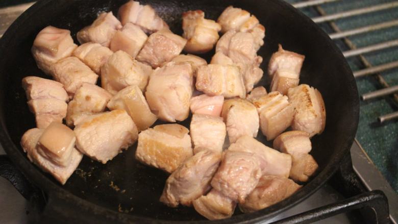 笋干炖肉,平底锅加热，不加油将猪肉块每面煎至微焦，取出备用。