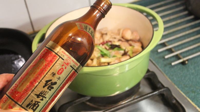 笋干炖肉,加入绍兴酒。用米酒也可以，不过绍兴酒会比较香。