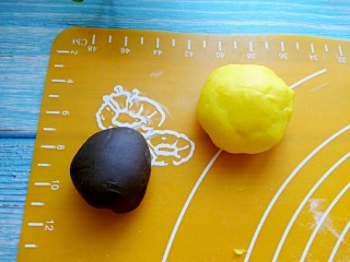 小熊馒头,其中两个小面团加上色素。揉成黄色面团和黑色面团。