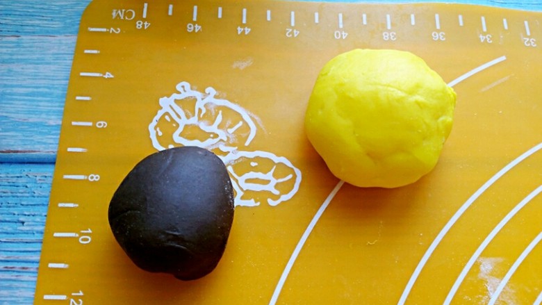 小熊馒头,其中两个小面团加上色素。揉成黄色面团和黑色面团。