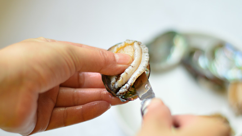 蚝汁鲍鱼,用小刀或勺子柄将鲍鱼肉挖出，去除内脏，冲洗干净