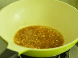 蚝汁鲍鱼,接着将蚝油、盐、淀粉、水倒入，煮开