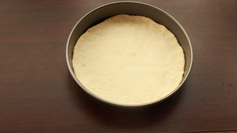 萨拉米培根玉米披萨,将面团放入模具中，用手整理成圆