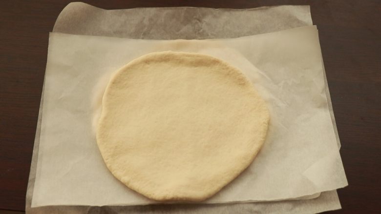 萨拉米培根玉米披萨,配方约为四份九寸模具的量，其余三份擀开，隔油纸放冰箱冷冻，随吃随取