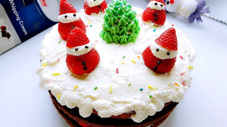 百变水果+草莓圣诞老人蛋糕,在上面放上草莓圣诞老人，圣诞树装饰即可。（草莓放在蛋糕上，用绿色奶油挤出圣诞树的样子。草莓切去底部，1/3处切断挤奶油，盖上帽子再用<a style='color:red;display:inline-block;' href='/shicai/ 874'>巧克力</a>点上眼睛和扣子，圣诞老人就完成了）