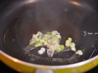 中式肉酱意面,锅里放入适量橄榄油，烧七成热后下葱白爆香